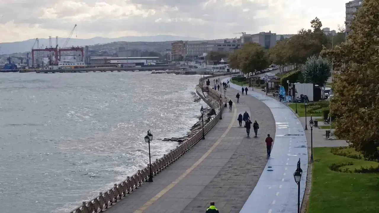 Tekirdağ’da şiddetli poyraz etkili oluyor: Sahil kesimi için uyarı yapıldı
