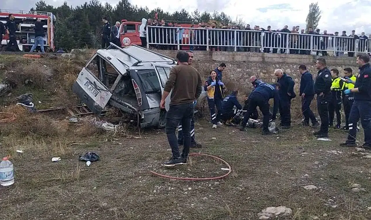 Hafif ticari araç şarampole yuvarlandı: 1 kişi hayatını kaybetti