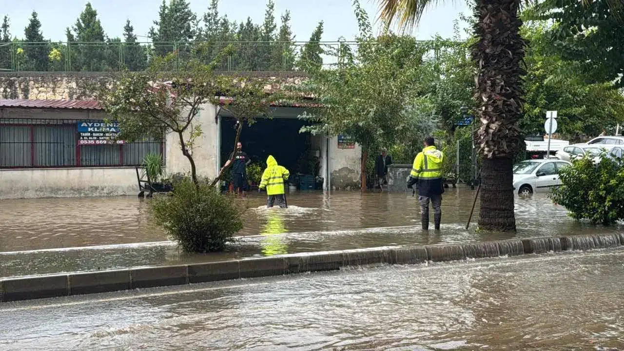 Mersin'de okullar tatil mi, Silifke ve Erdemli ilçelerini vuran sağanak sonrası yarın okul var mı?