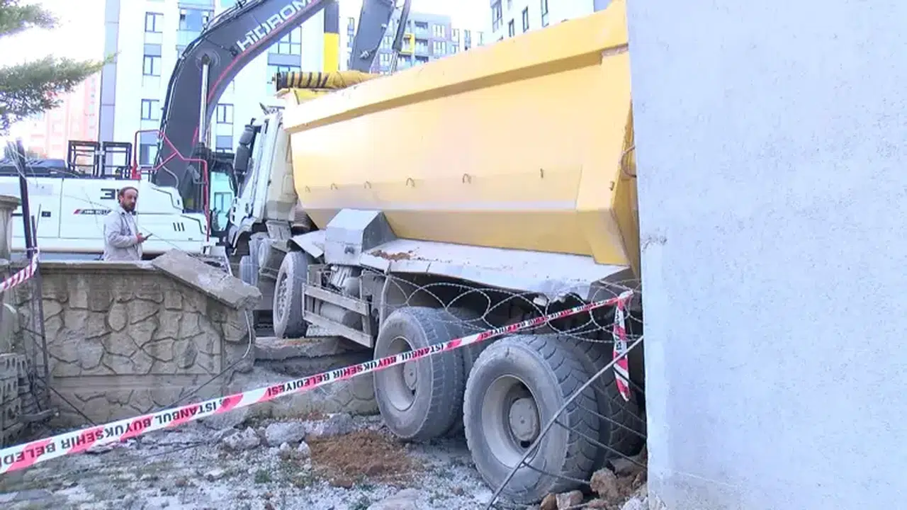 Pendik'te freni boşalan hafriyat kamyonu iş yerine girdi