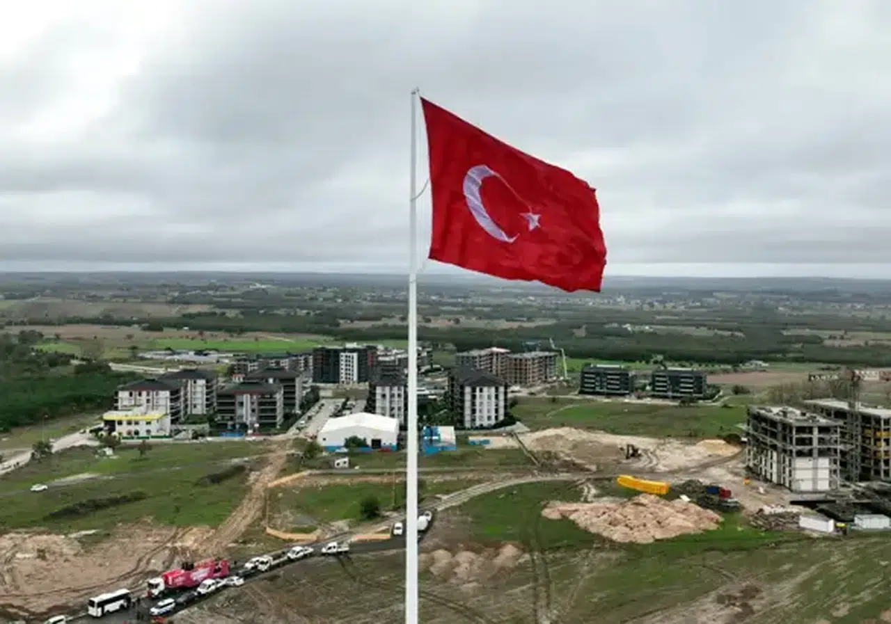 Çerkezköy'de 600 metrekarelik dev Türk bayrağı törenle göndere çekildi