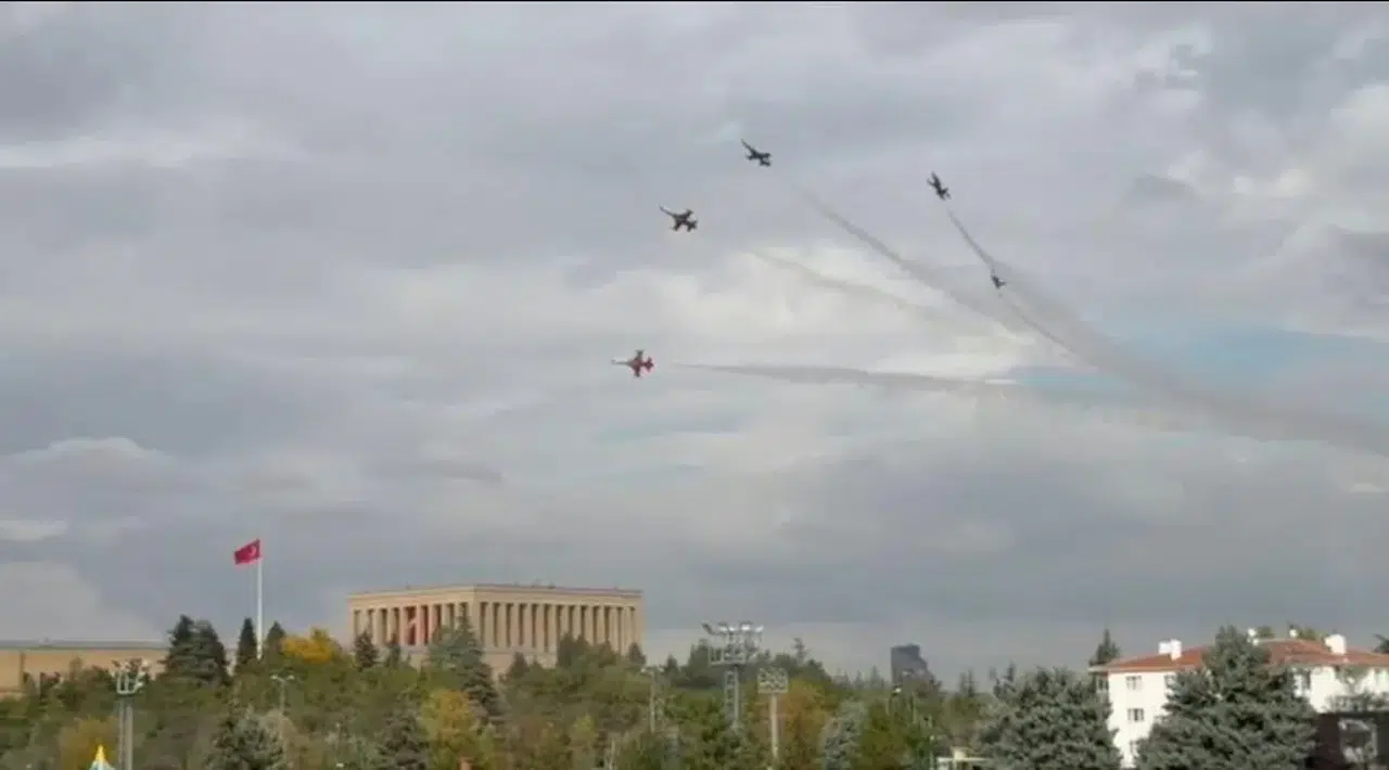 Türk Yıldızları Anıtkabir üzerinde saygı uçuşu yaptı