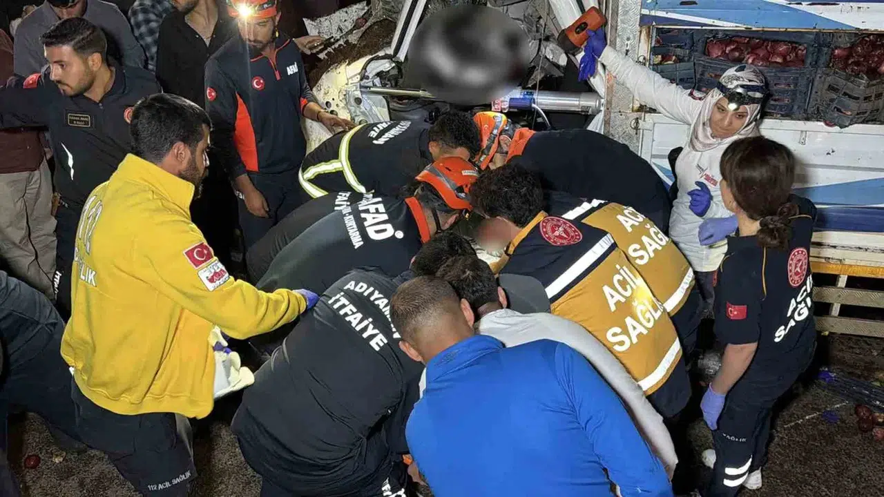 Adıyaman'da kamyonet traktöre çarptı: 1 kişi hayatını kaybetti