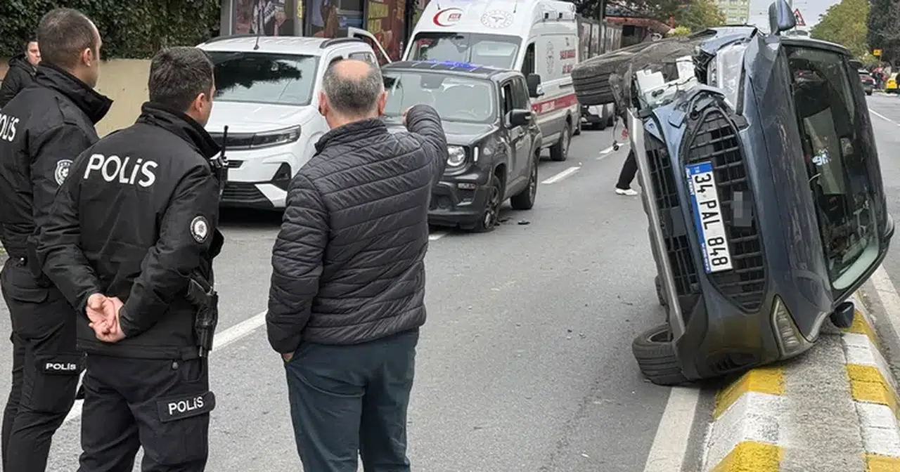 Beylikdüzü'nde iki otomobil çarpıştı: Bir otomobil yan yattı