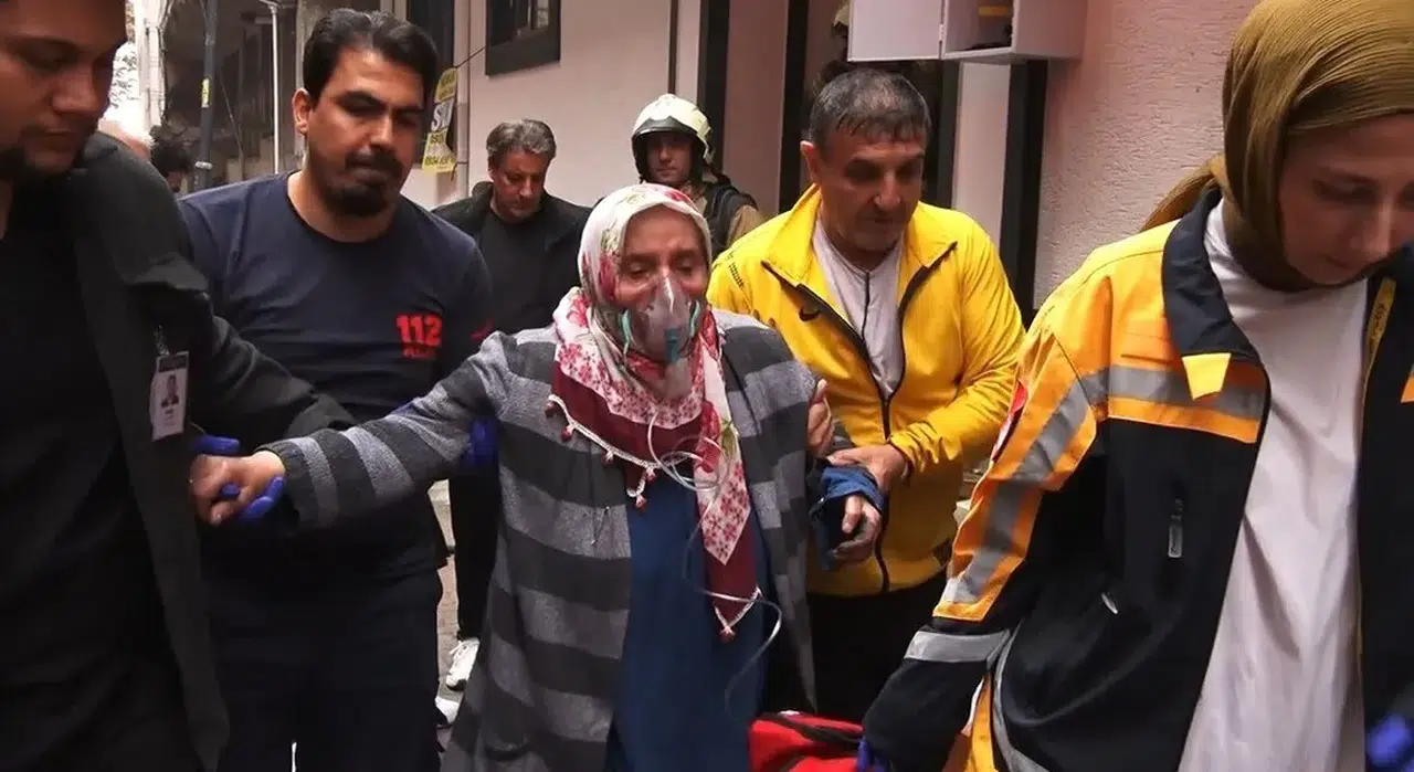 Zeytinburnu'nda yangın çıktı: Mahsur kalan 2 kişi kurtarıldı