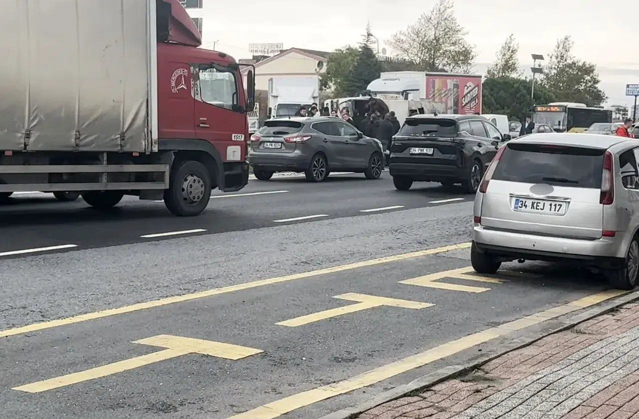 Beylikdüzü E-5'te kamyon devrildi: Sürücü hastaneye kaldırıldı