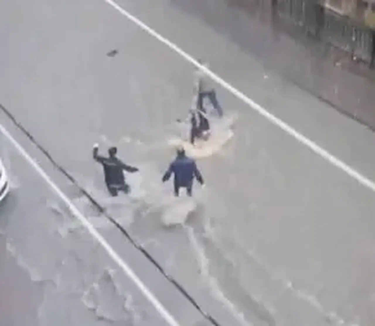 İstanbul'da sağanak felaketi! Esenyurt'ta bir kişi sel sularına kapılarak sürüklendi