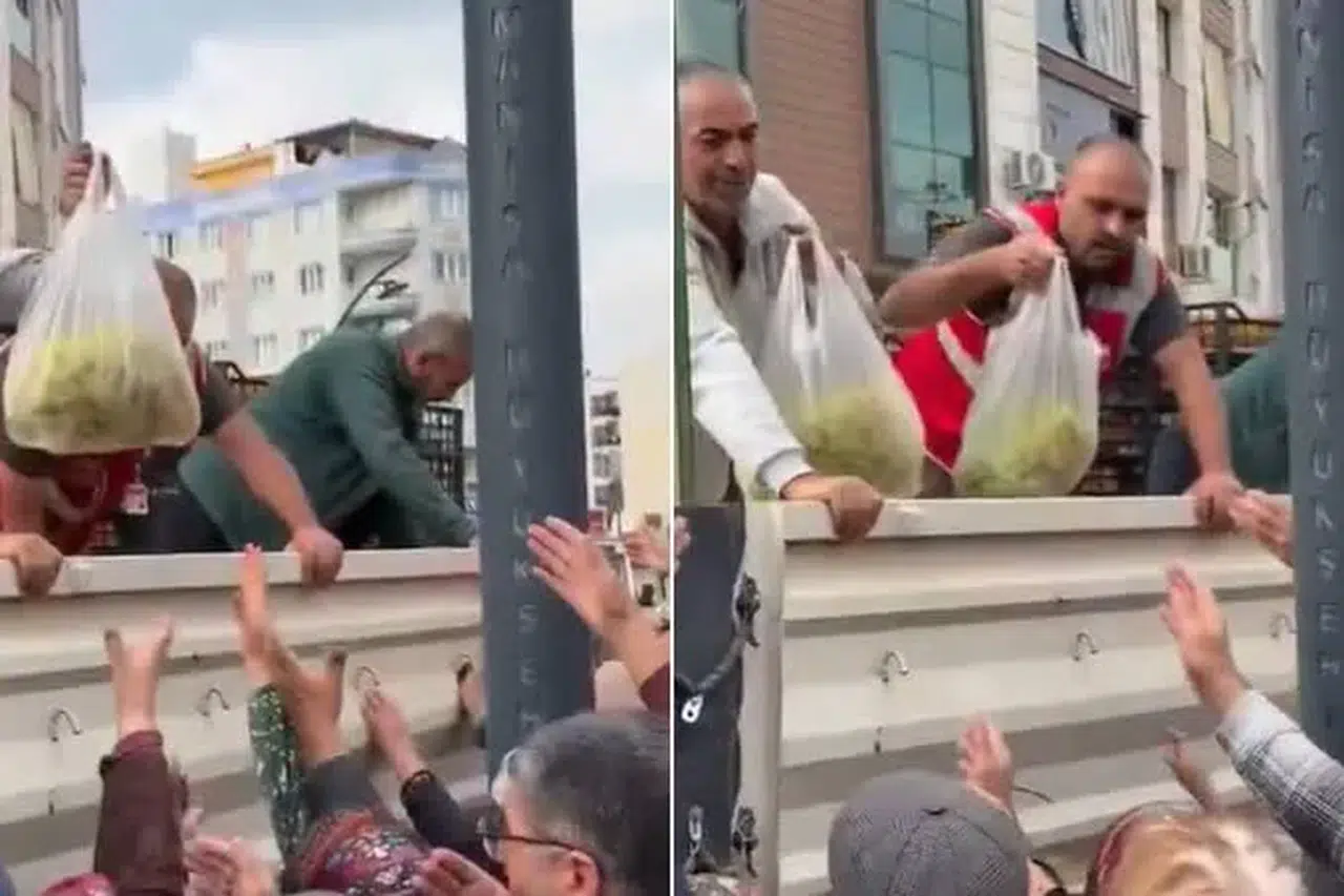 Manisa'da üzüm üreticilerinden fiyat protestosu: Bir tır üzüm vatandaşlara dağıtıldı