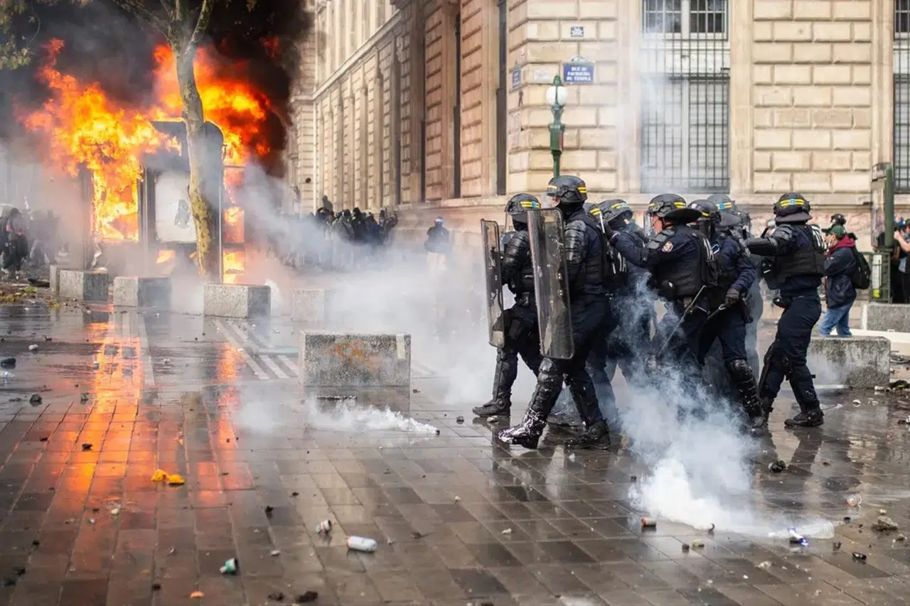 Paris ve Lyon'da sokağa çıkma yasağı uzatıldı: 2 bin 500 kişi gözaltına alındı