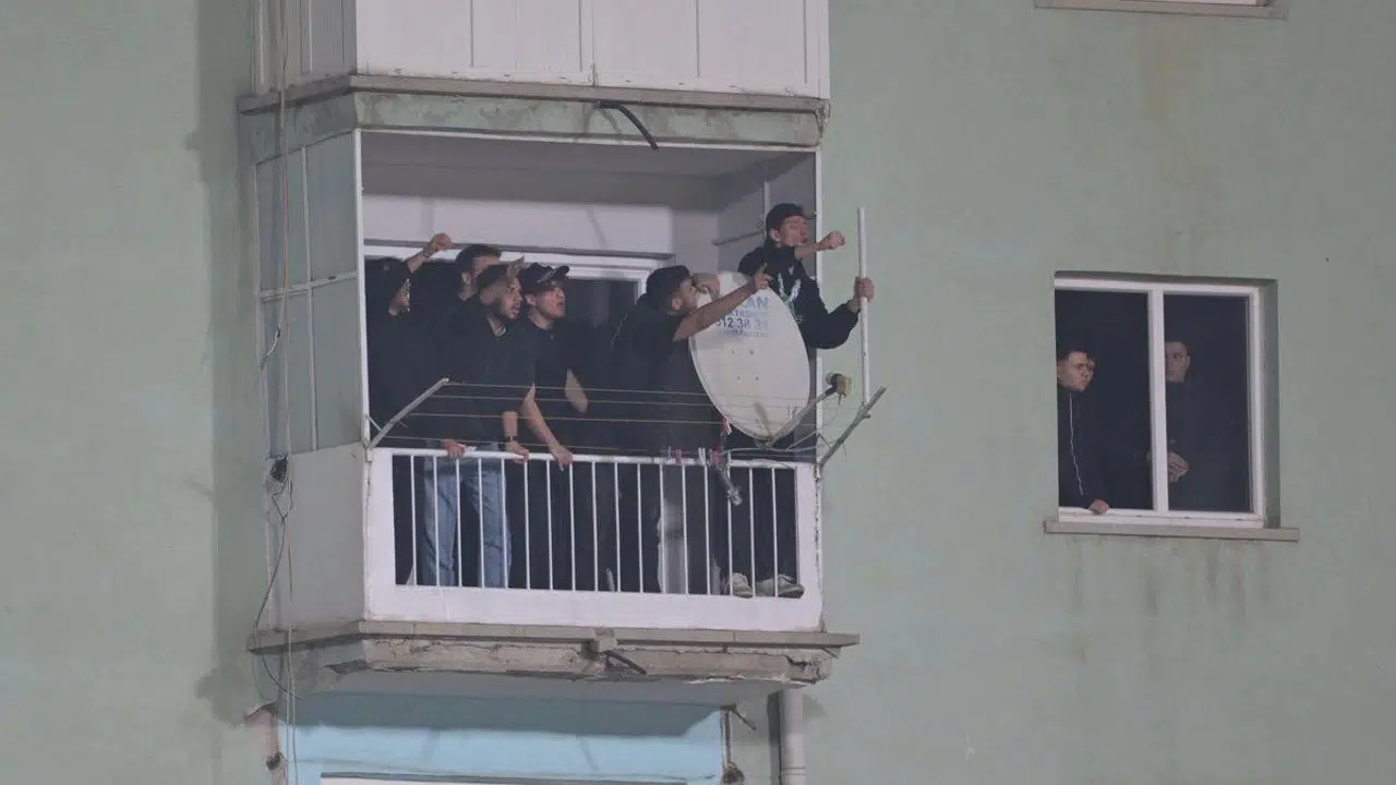 Bilet bulamayan Bursaspor taraftarları balkonlara akın etti