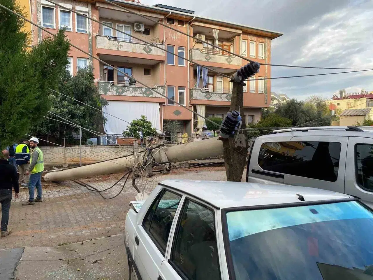 Antalya'da elektrik direği otomobilin üzerine düştü