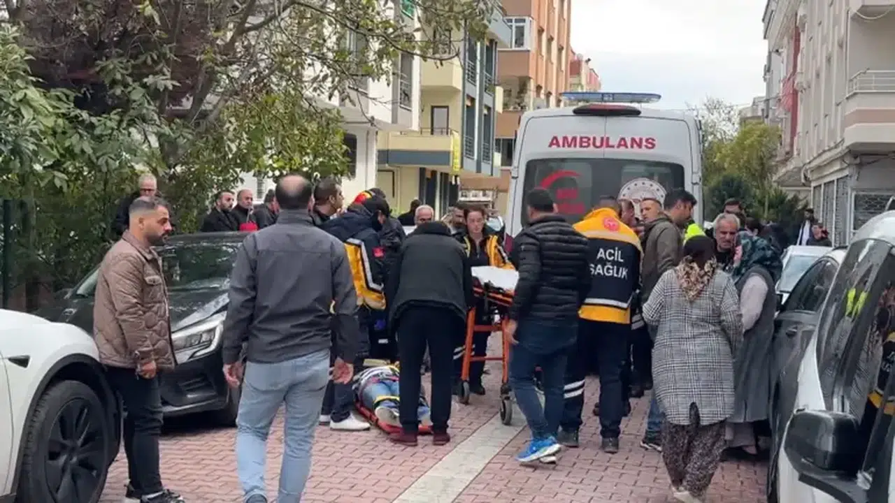 Avcılar'da yol verme tartışması kanlı bitti: 3 kişi bıçaklandı