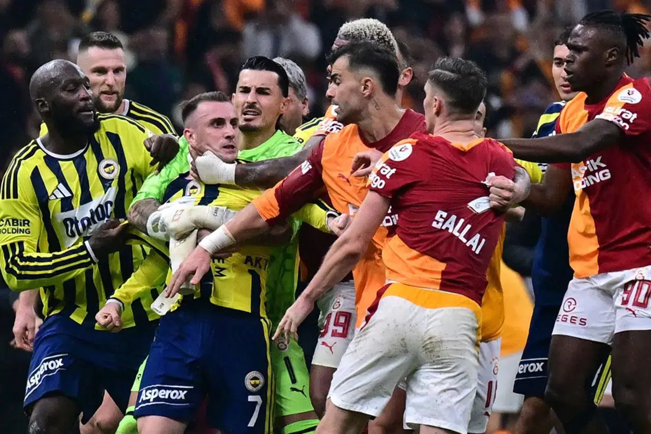 Fenerbahçe derbi sonrası açıklama: "Şiddetle kınıyoruz"