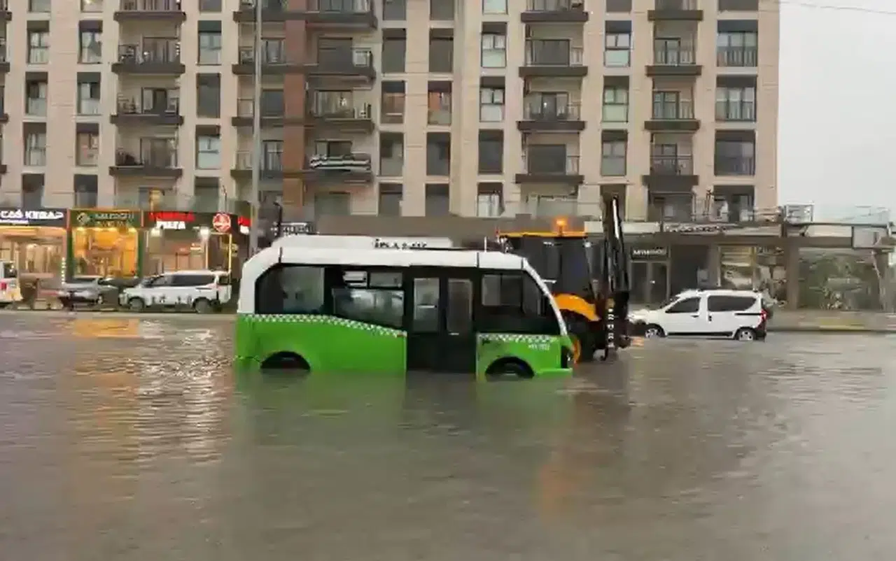 Arnavutköy'de sağanak nedeniyle Alibey Deresi taştı: Dolmuş mahsur kaldı