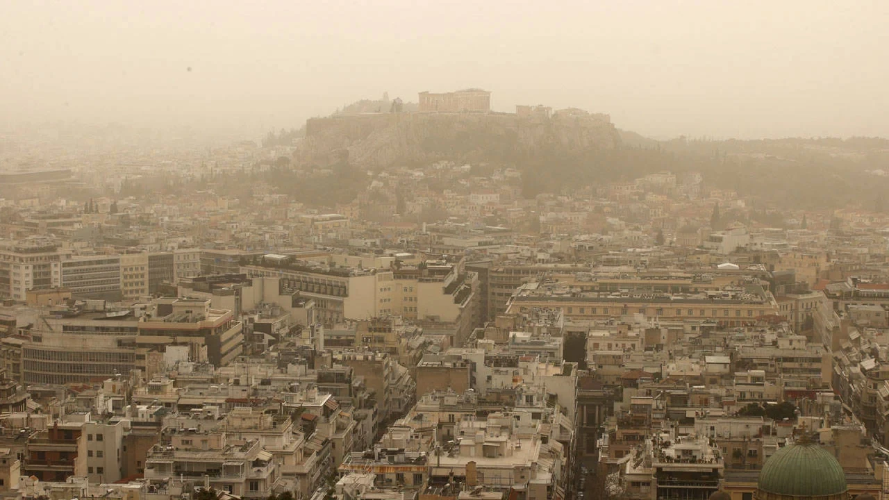 Afrika tozu Atina’yı etkisi altına aldı: Gökyüzü sarıya döndü