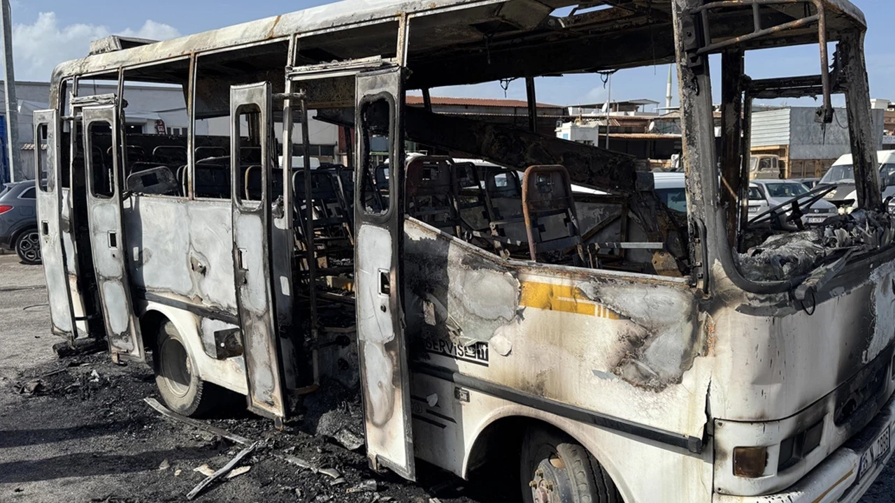 İzmir'de midibüs yangını: 16 yaşındaki çocuk ölü bulundu