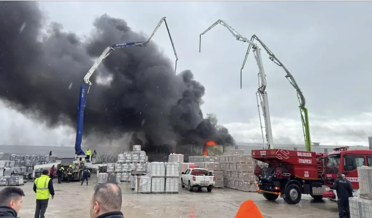 Balıkesir’de depo yangını: Ekiplerin müdahalesi sürüyor