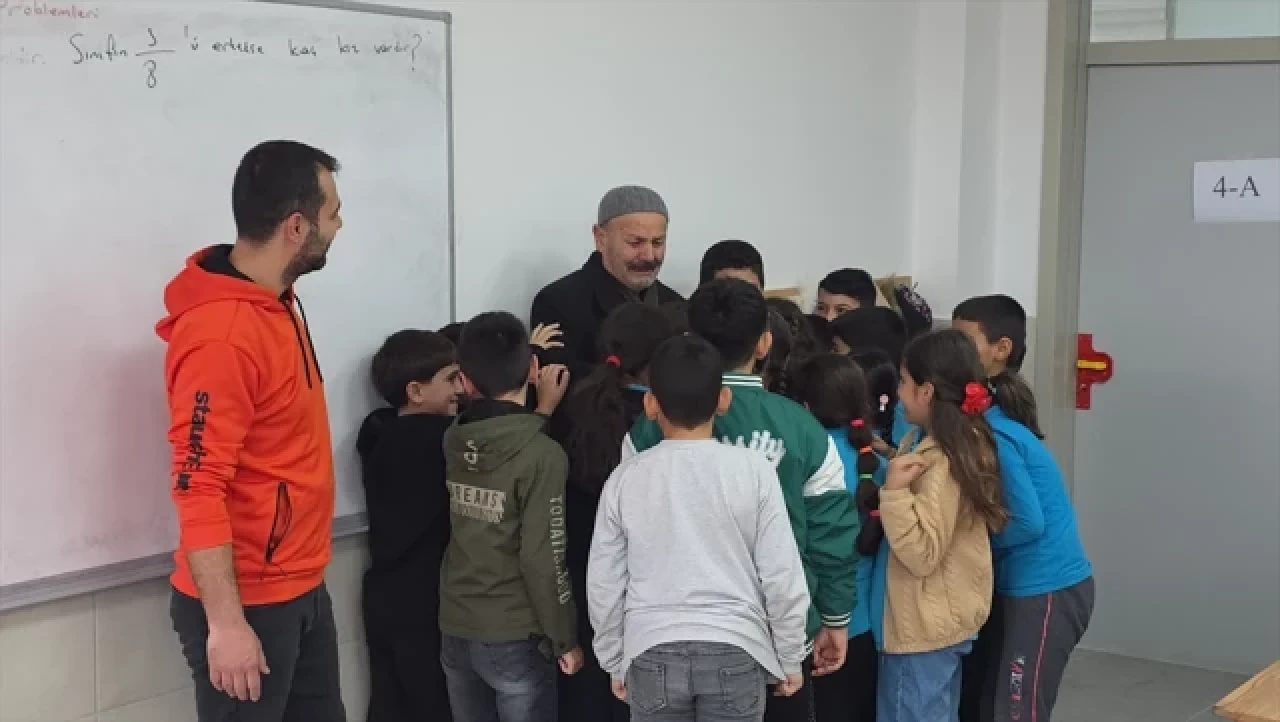 Okula gidemedi, okul yaptırdı: 74 yaşında hayalini gerçekleştirdi