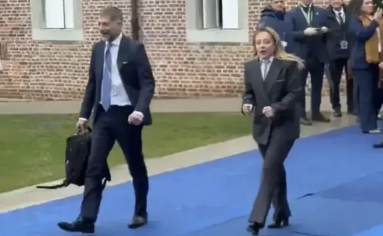 İtalya Başbakanı Meloni AB zirvesi çıkışında zor anlar yaşadı