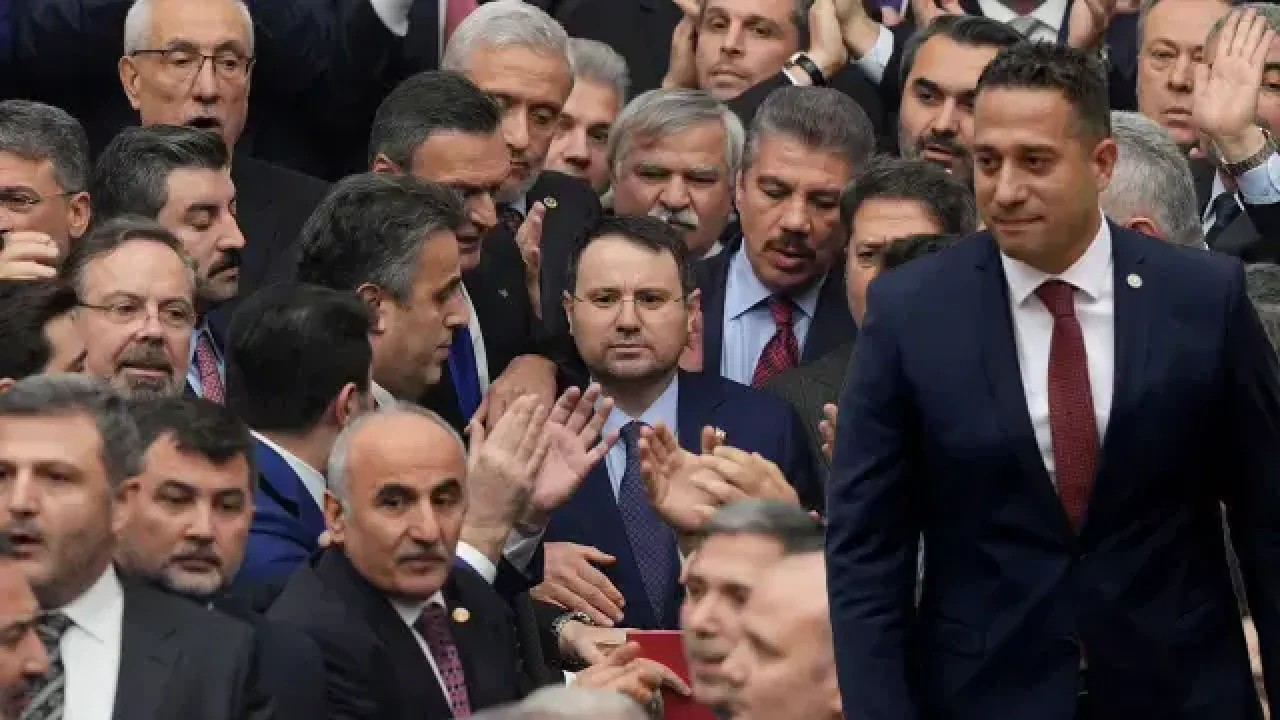 Meclis’te yemin töreni öncesi tokalaşma krizi: CHP’li Başarır ve Emir’e tepki büyüyor