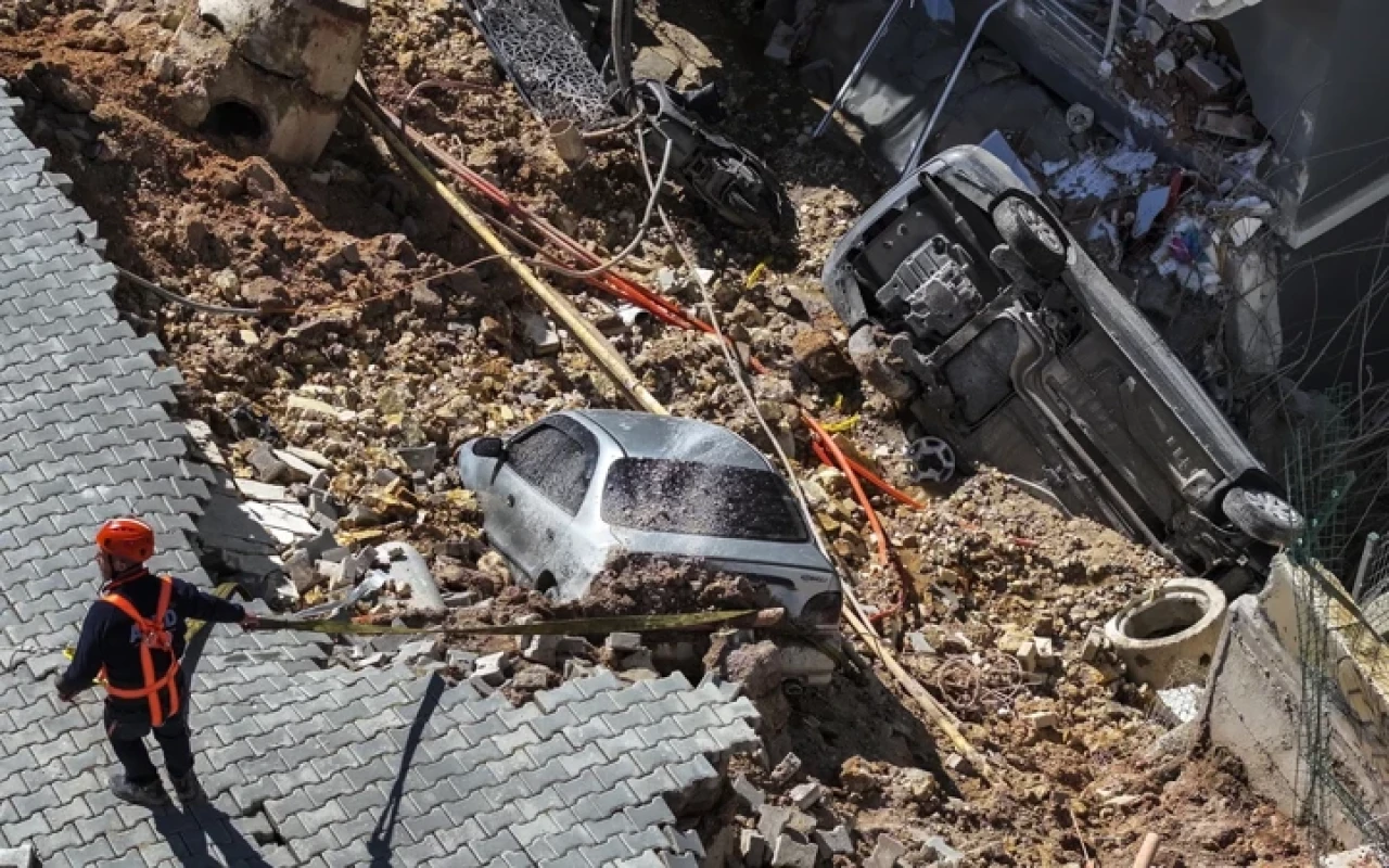 Menemen'de büyük bir sesle uyandılar sokağa koştular gün aydınlandı manzara ortaya çıktı