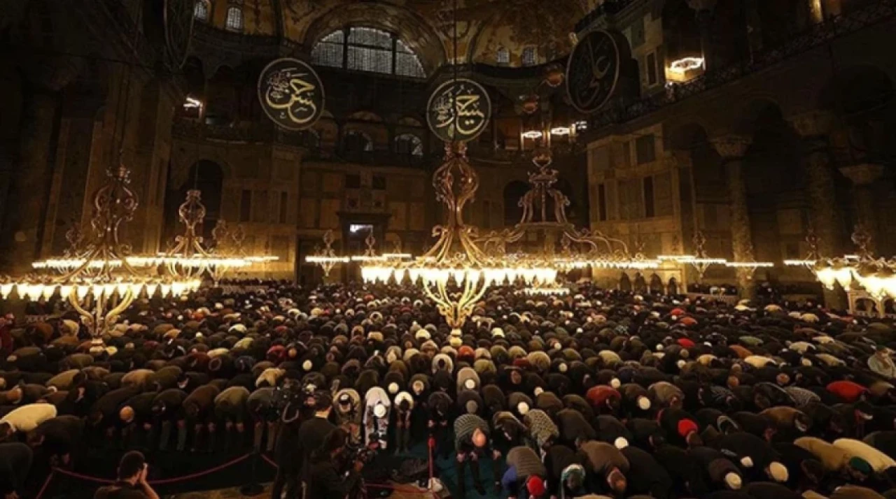 Teravih namazı nasıl kılınır, kaç rekattır? Hangi dualar okunur, evde kılınabilir mi?