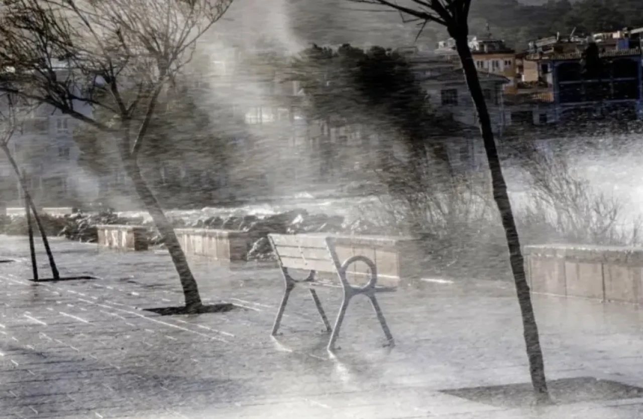 Avrupa’da şiddetli fırtına: 16 ölü, 3 bin tahliye