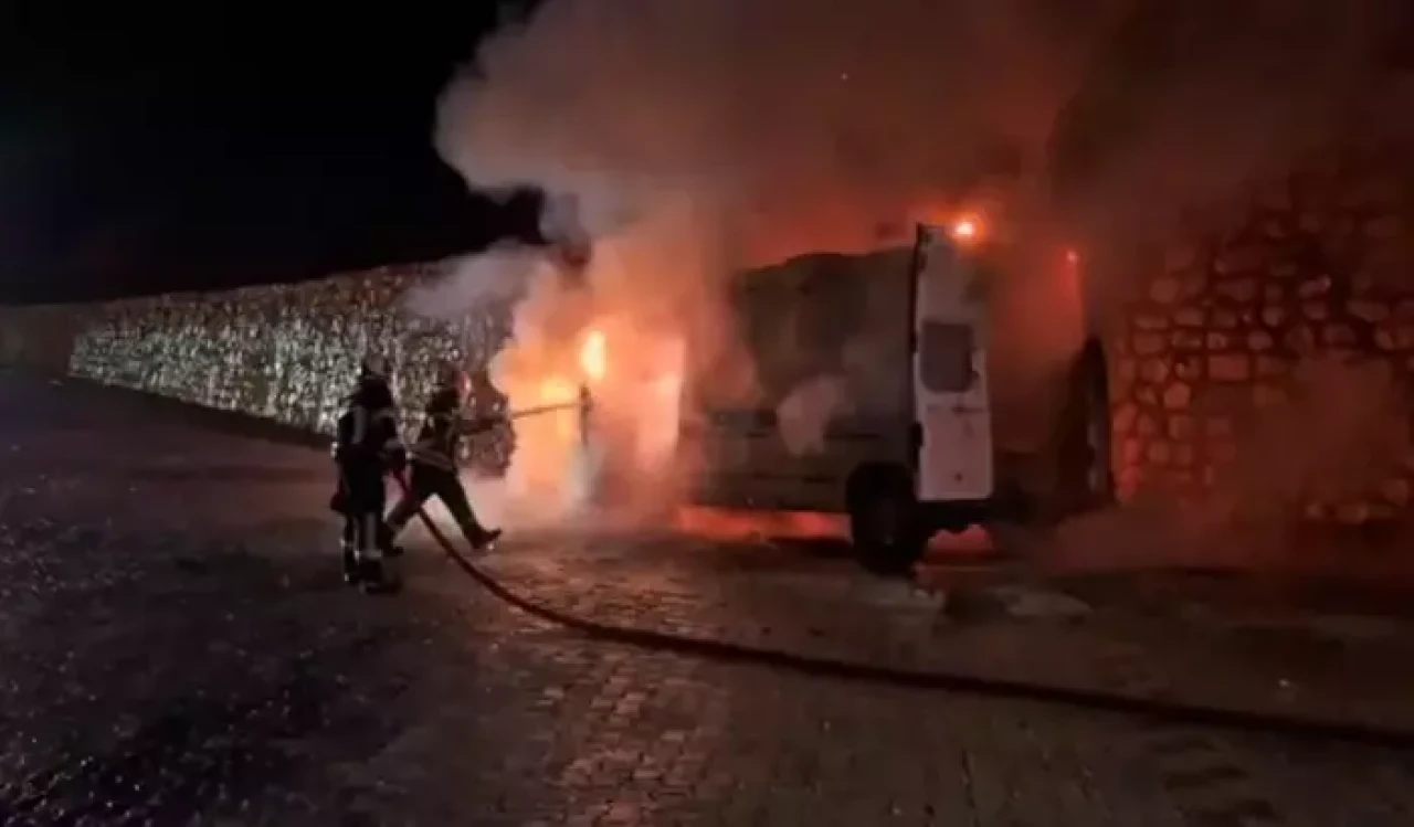 Seyir halindeki hasta nakil aracı alev aldı: Yatalak hasta son anda kurtarıldı