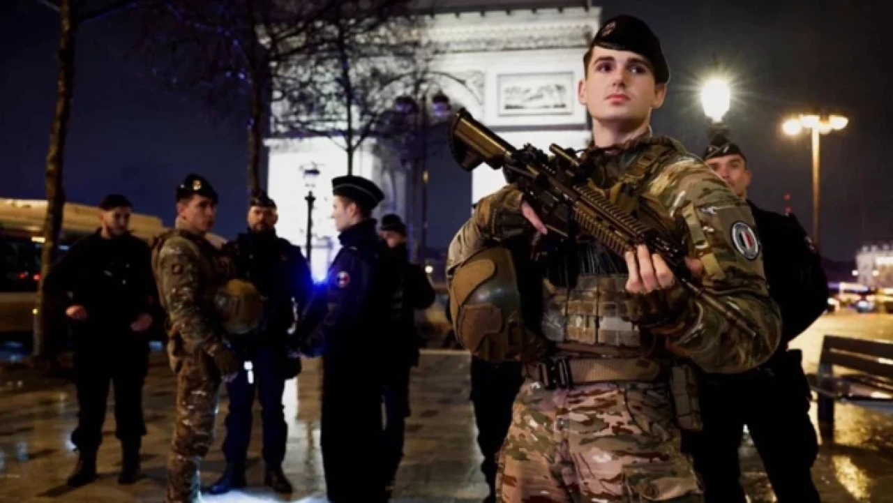 Sevgililer Günü'nde skandal! Paris'te jandarma, kendisini bıçakla tehdit eden kişiye ateş açtı
