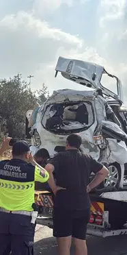 TIR'ın çarptığı hafif ticari araçta anne ile oğlu yaşamını yitirdi