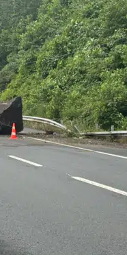 Rize'de kopan kayalar Sahil Yolu'na düştü