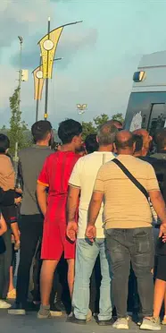 Arnavutköy'de otomobil gecekonduya çarptı: 5 kişi yaralandı