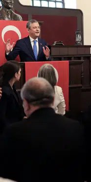 Özgür Özel, 91 milletvekilli YENİ Parti'nin ilk genel başkanı seçildi