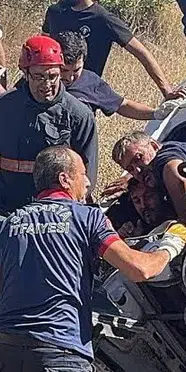 Freni Boşalan Şeftali Yüklü kamyon otomobilin üzerine devrildi: 6 kişi yaralı