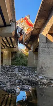 Uşak'ta köprüde can pazarı: Devrilen tırın sürücüsü hayatını kaybetti