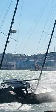 Ayvalık'ta şiddetli fırtına: Yelkenli tekne kıyıya sürüklendi
