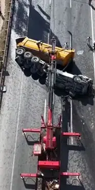 Hafriyat kamyonu takla attı: Şoför ağır yaralandı