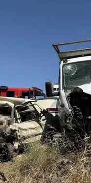 Manisa'da otomobil ile kamyonet çarpıştı: 1 kişi yaşamını yitirdi