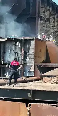 Aliağa gemi söküm tesisi'nde yangın: Söndürme çalışmaları sürüyor
