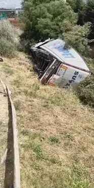 Sultanbeyli TEM Otoyolu'nda TIR devrildi: Kaza dronla görüntülendi
