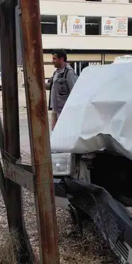 Kahta’da otomobil direğine çarptı: 2 kişi yaralı