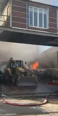 Kocaeli'nde geri dönüşüm deposunda yangın çıktı