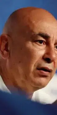 Ünlü teknik direktörün iki eşi arasında kavga çıktı, kendisi bayıldı!