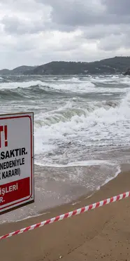 İstanbul'da dalga alarmı: Denize giriş yasaklandı