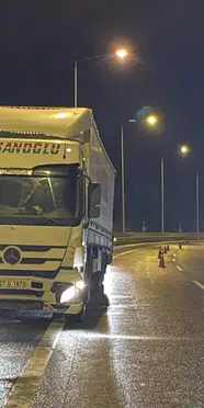 Konya’da kalp krizi geçiren tır sürücüsü bariyerlere çarptı