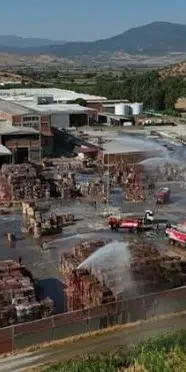 İzmir’de kağıt fabrikasının deposunda yangın: İtfaiye seferber oldu!