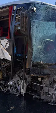 Adana’da yolcu otobüsü gişelerde beton bariyere çarptı: 5 yaralı