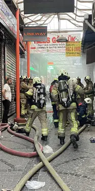 Eminönü’nde iş yeri yangını: 2 itfaiyeci etkilendi