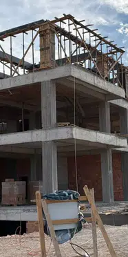 İnşaatta iskeleden düşen işçi yaşamını yitirdi
