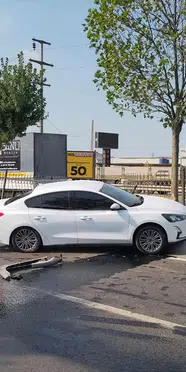 Bursa'da otomobil refüje çarptı: 1 kişi yaralandı